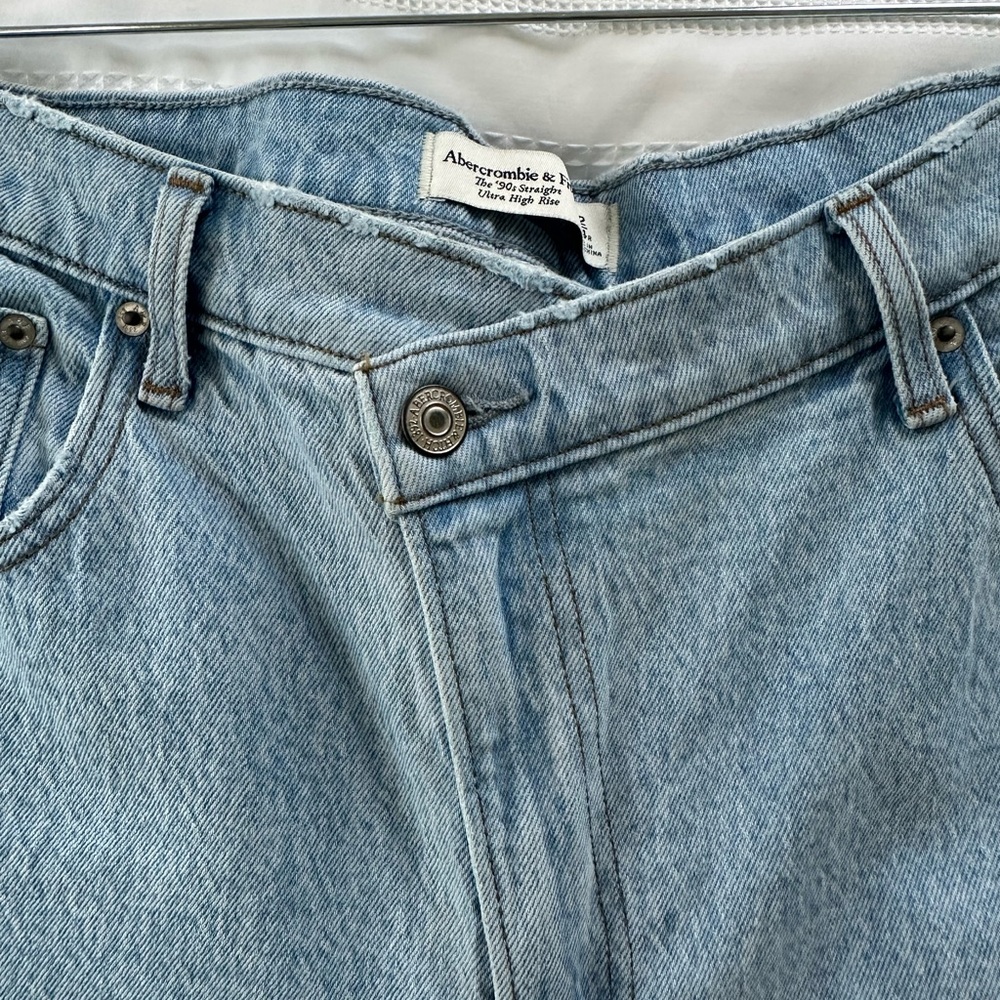 Abercrombie & Fitch 90’s Ultra High-Waisted Jeans